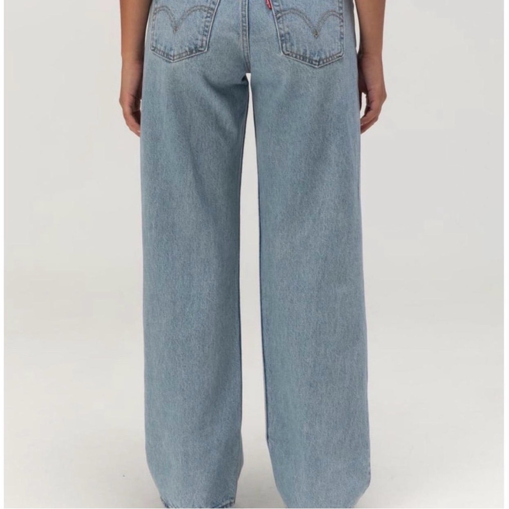 Women’s Distressed Light Blue Levi’s Loose Fitting Jeans - Picture 4 of 5